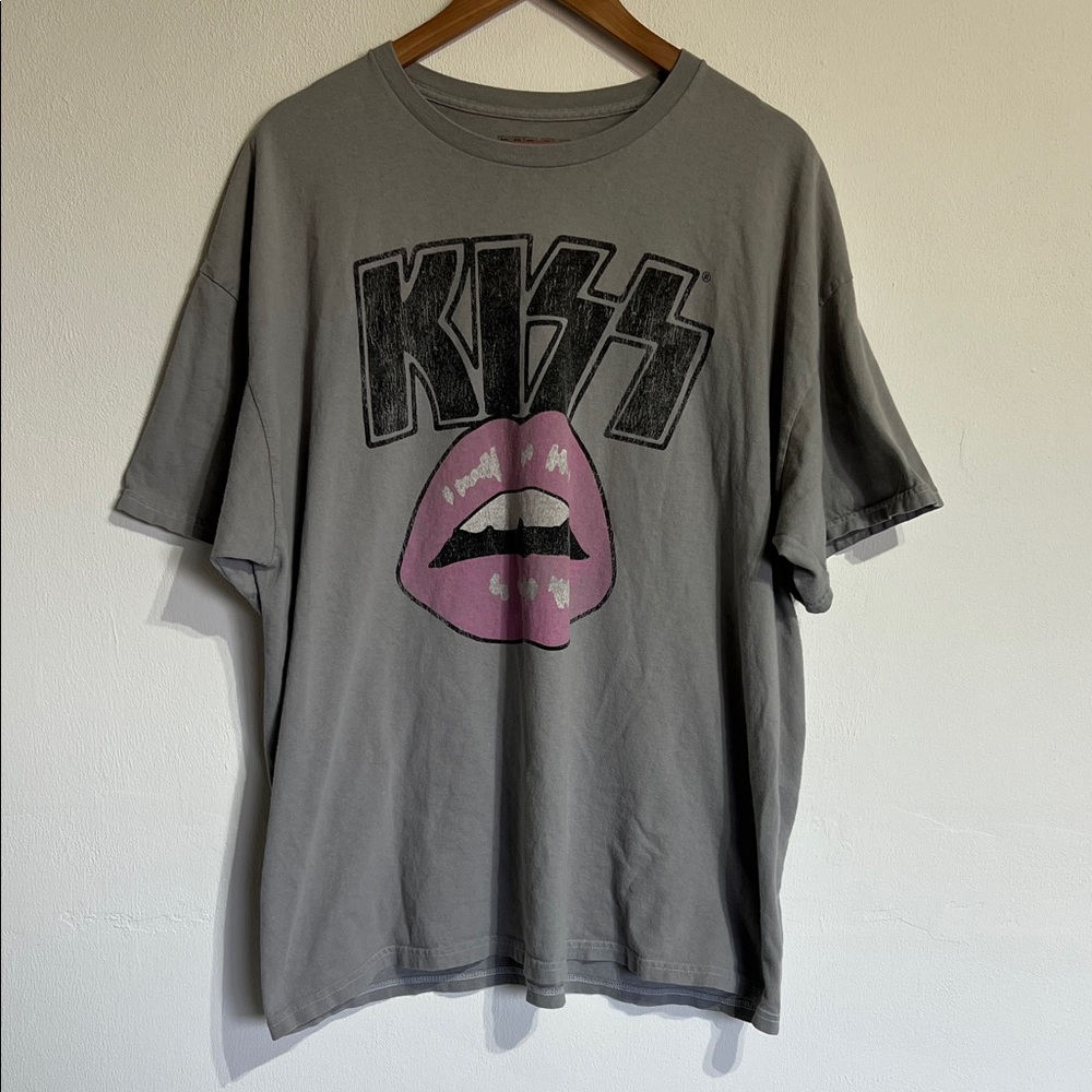Gray KISS Graphic T-Shirt